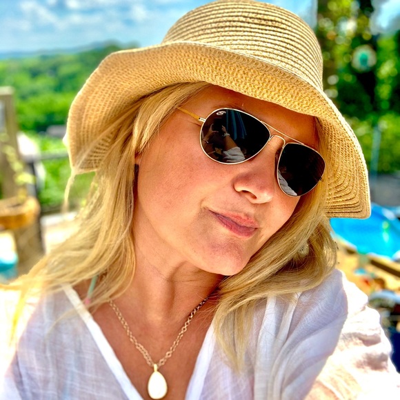 Meet your Posher, Devona - Picture 2 of 3